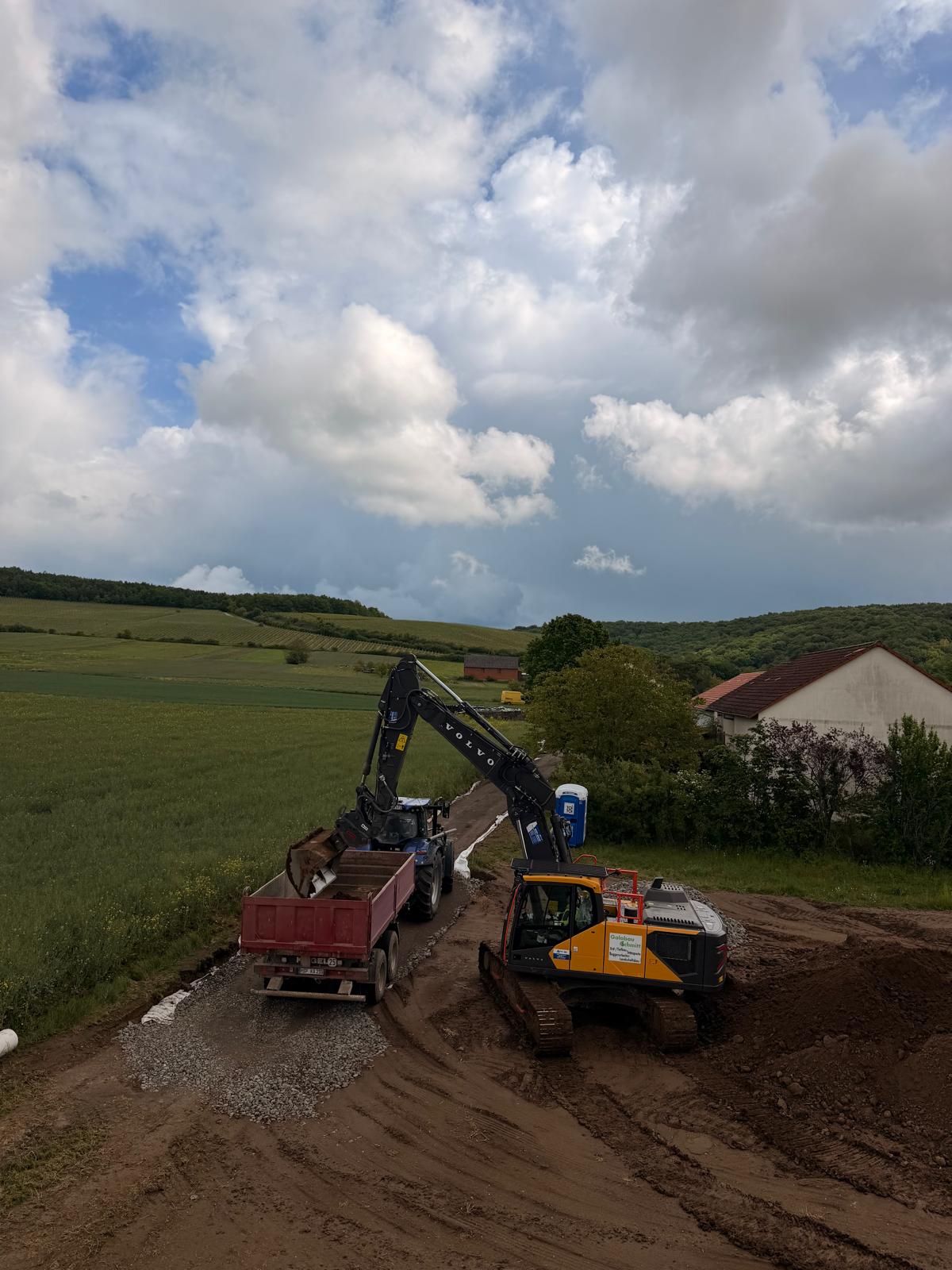 Bagger im Einsatz auf der Baustelle